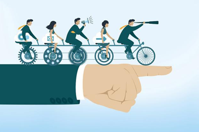 �廪��ѧ��ѵ�ܲðࣺʵ���쵼�����۷�֮��